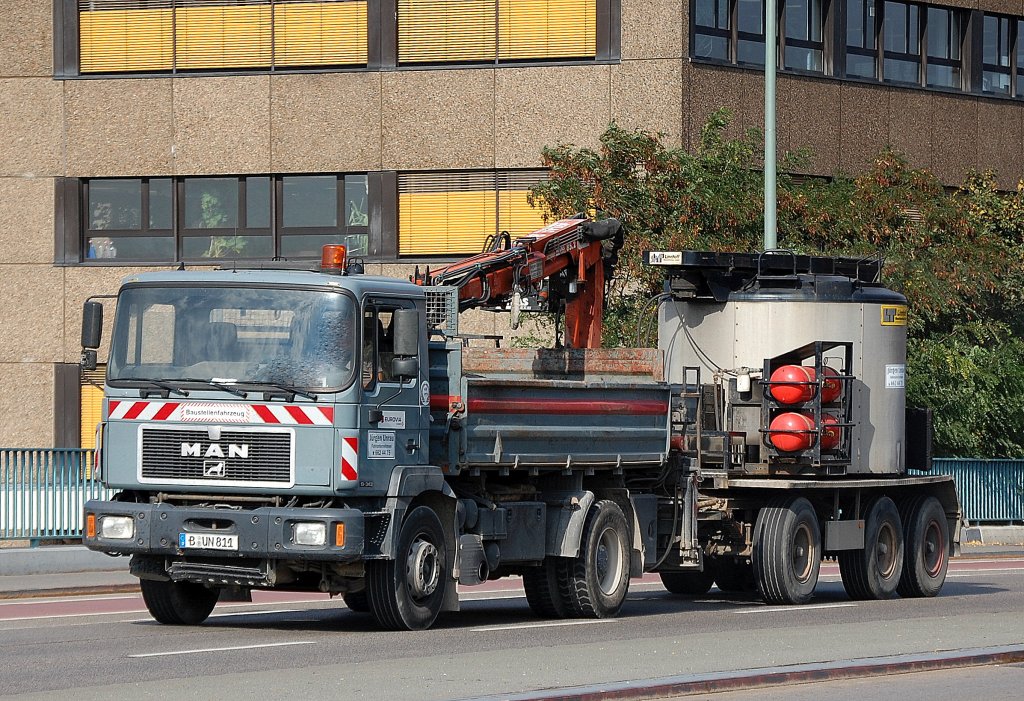 Ein MAN 8.343 Baukipper vom Fuhrunternehmen J�rgen Unrau f�r die Fa, EUROVIA im Einsatz mit Asphaltkocher (frisch bef�llt im Asphaltwerk Berliner Westhafen), 04.10.11 Putlitzbr�cke Berlin-Moabit.