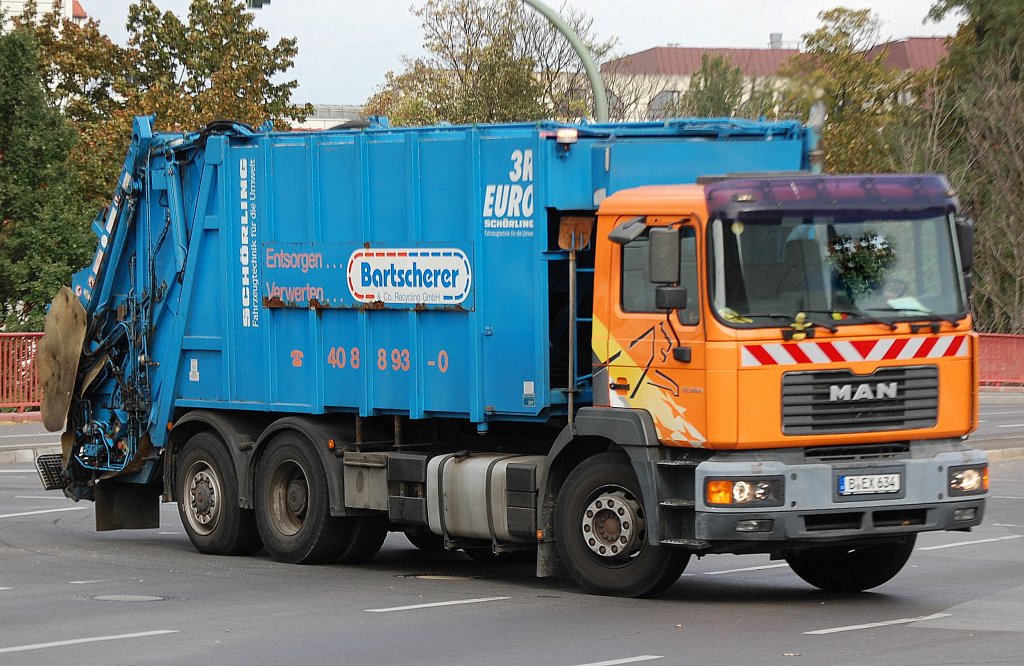 Ein MAN FE 340 M�llentsorgungsfahrzeug der Fa. Bartscherer, 05.10.11 Berlin-Moabit. 