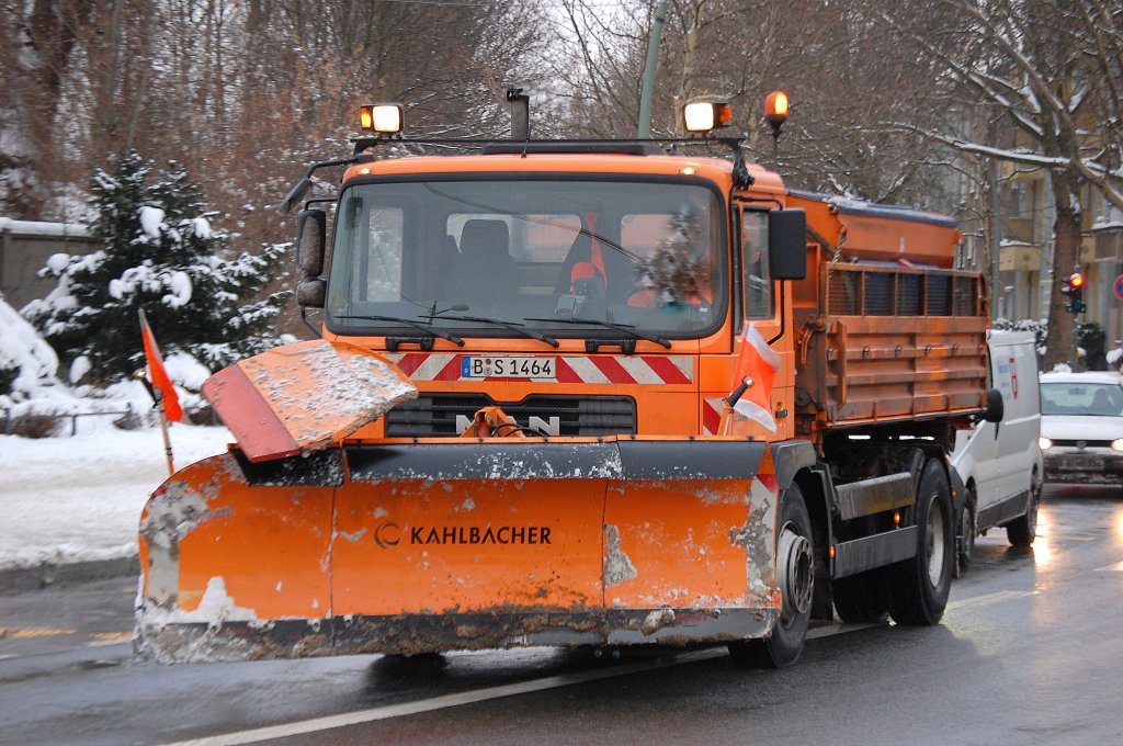 Ein MAN ME 208 B der Berliner Stadtreinigung BSR im Schneer�umdienst mit Streusiloaufsatz und R�umschild, 11.01.10 Berlin-Pankow.