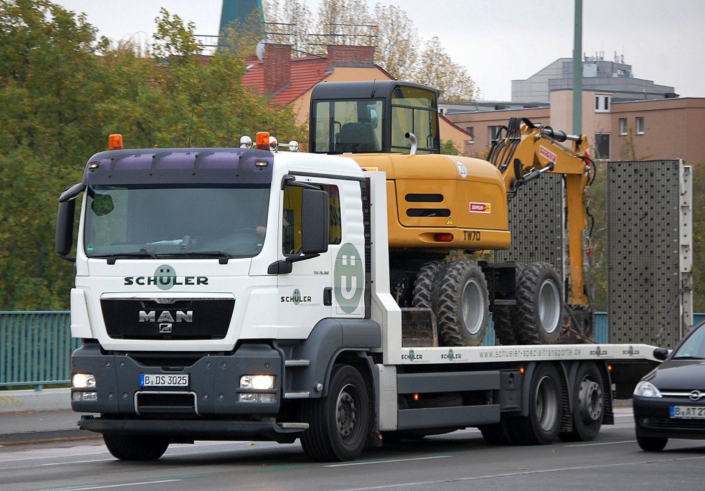 Ein MAN TGS 26.360 Transportlaster der Fa. SCH�LER mit einem Mobilbagger (Mietbaumaschine) TEREX TW70 bealden, 22.10.12 Berlin-Putlitzbr�cke.