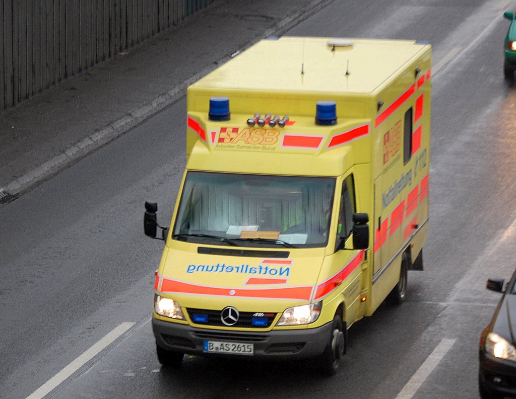 Ein MB 416 CDI Kastenmodul RTW des Berliner ASB, 25.01.11 Berliner Stadtautobahn H�he Knobelsdorffbr�cke. 