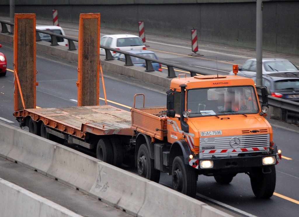 Ein MB UNIMOG mit Tiefladeh�nger der Baufirma MATTH�I, Berliner Stadtautobahn 15.12.08