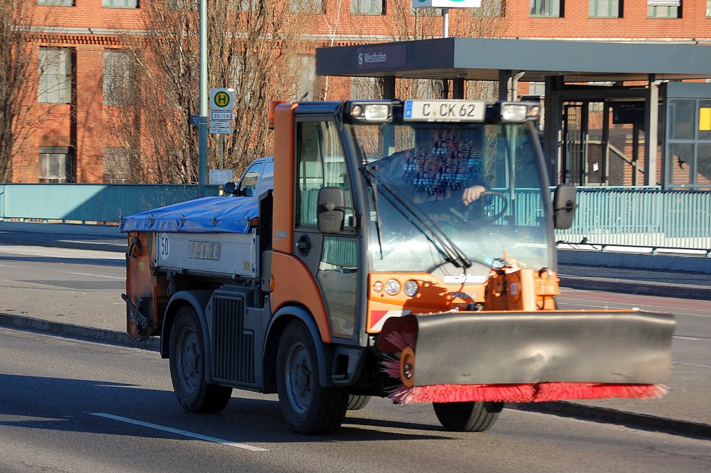 Ein multicar TREMO Kommunalfahrzeug einer Privatfirma im Winterdienst, 28.12.12 Berlin-Putlitzbr�cke.