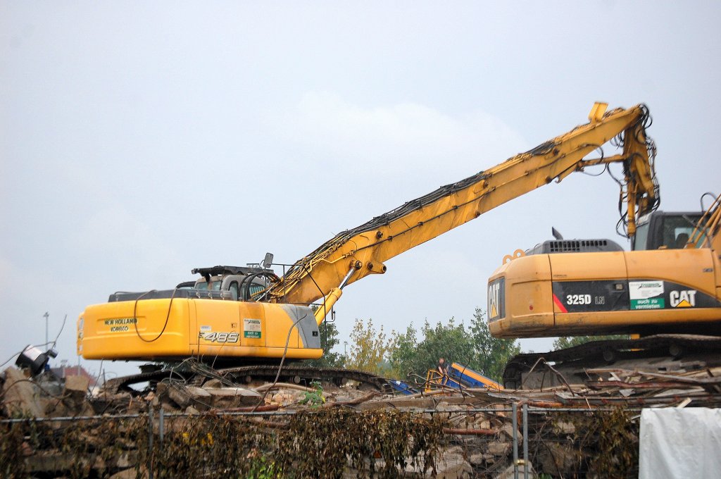 Ein NEW HOLAND KOBELCO E485 mit Long Front Abri�zange hat die ehemalige TT Modelleisenbahnfabrikhalle (Plattenbau) fast vollst�ndig geschafft, die N�he S-Bhf. Landsberger Allee jahrelang leer stand, 27.09.11
