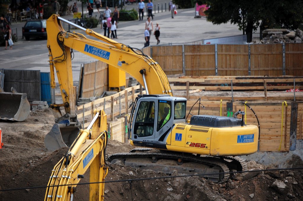 Ein NEW HOLLAND/KOBELCO E265B Raupenbagger der Fa. MEYER ERDBAU, 29.06.12 Berlin Alexanderplatz.