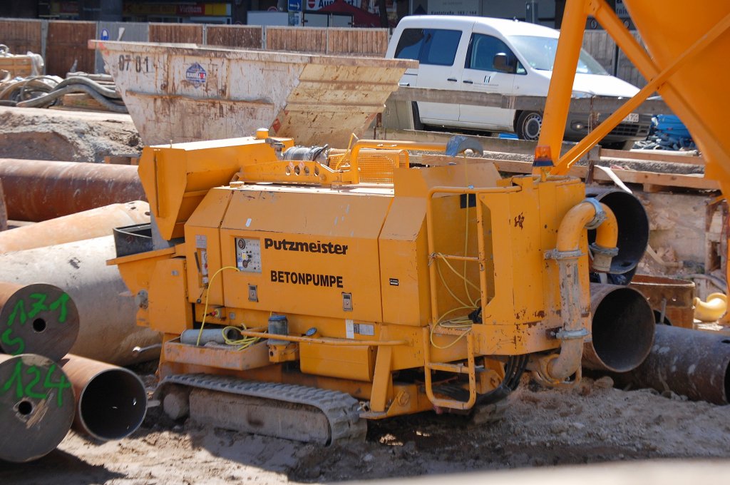 Ein Putzmeister Typ? BETONPUMPE mit eigenem Kettenatrieb, habe ich bisher nur dises eine Mal gesichtet,31.07.08 Gro�baustelle Joachimstaler Str. Berlin Tiergarten. 
