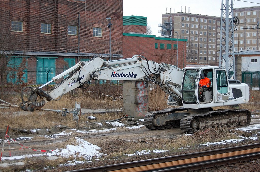 Ein Raupenbagger LIEBHERR 926 der Fa. Hentschke,, 11.02.13 Gro�baustelle Berlin Ostkreuz.