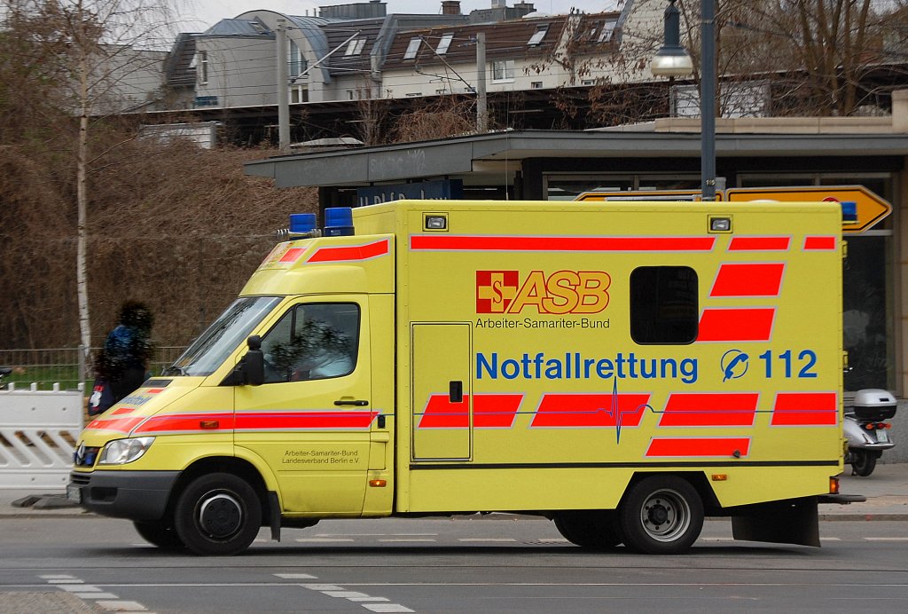 Ein RTW vom Berliner ASB, ein MB mit Kastenmodul, 09.04.10 Berlin-Pankow.