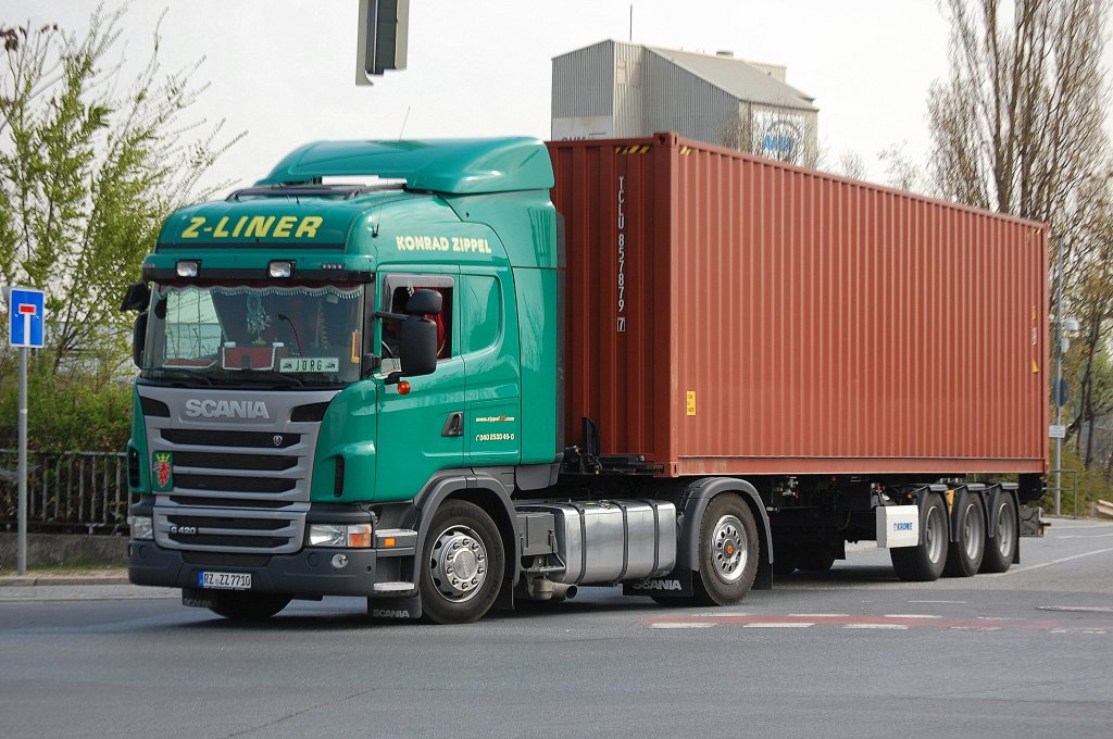 Ein SCANIA G420 mit Containertr�gerauflieger (Sped. Konrad Zippel) verl��t den Berliner Westhafen, 20.04.12