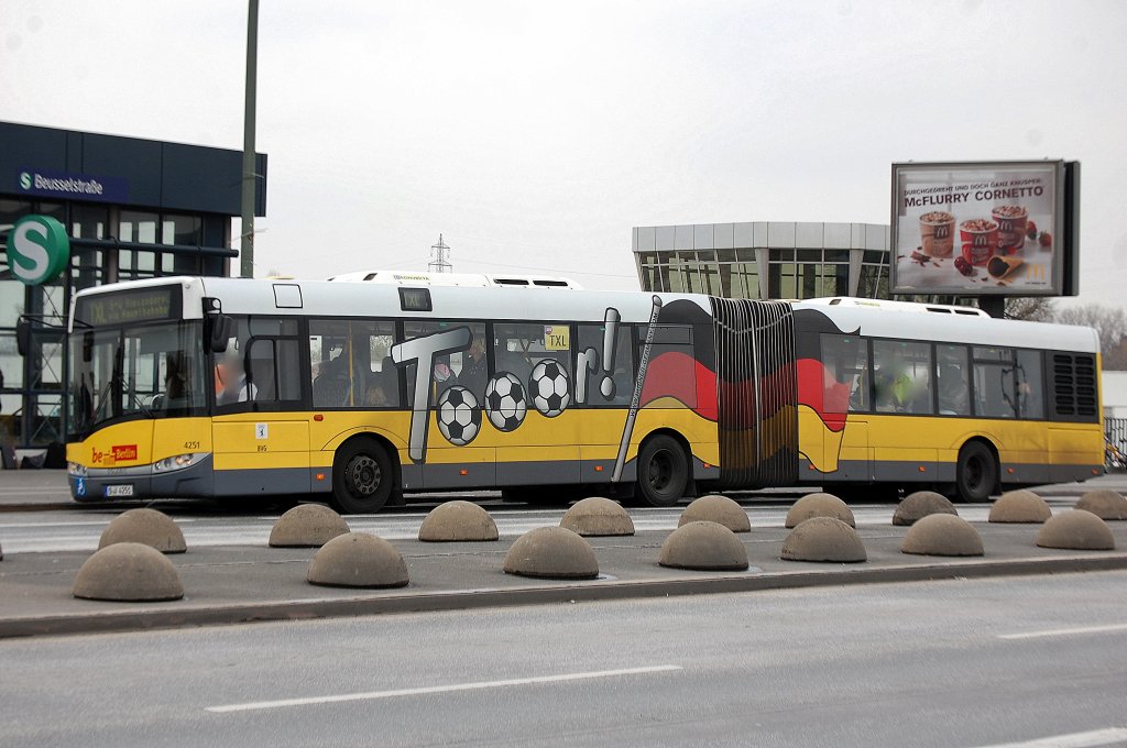 Ein Solaris GN 07 (Urbino 18) Gelenkbus der Berliner Verkehrsbetribe (Nr.4251) auf der Linie TXL zwischen Flughafen Berlin Tegel und Berlin Alexanderplatz am 12.04.12 Berlin S-Bhf. Beusselstr.