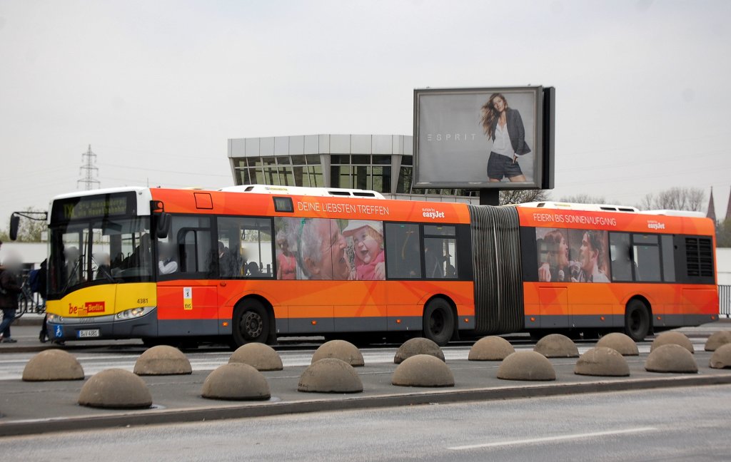 Ein Solaris GN 09 der Berliner Verkehrsbetriebe (Nr.4381) mit Ganzwerbung easyjet auf der Linie TXL zwischen Flughafen Berlin Tegel und Berlin Alexanderplatz am 12.04.12 S-Bhf. Beusselstr.