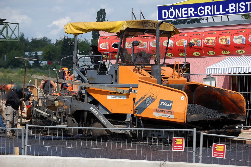 Ein Stra�enfertiger der Fa. MATTH�I vom Hersteller V�GELE (Wirtgen Group) Typ SUPER 1800-1 beim aspaltieren der neuen Teilbr�cke Spandauer Damm Berlin am 15.07.09.