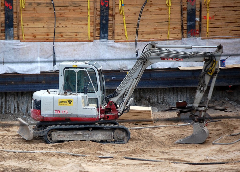Ein TAKEUCHI TB 175 der Fa, Stump, 24.06.12 Berlin-Alexanderplatz.