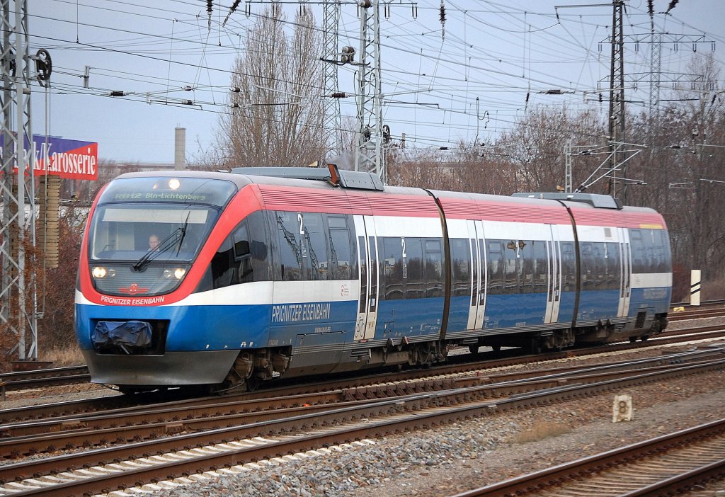 Ein Talent der PEG, der VT 643.08 (95 80 0643 365-9+95 80 0943 365-6+95 80 0643 865-8 D-PEG, Bj.2004) als RB 12 aaaus Nauen kommend Richtung Bln.-Lichtenberg, 19.12.11 Berlin-Springpfuhl. 