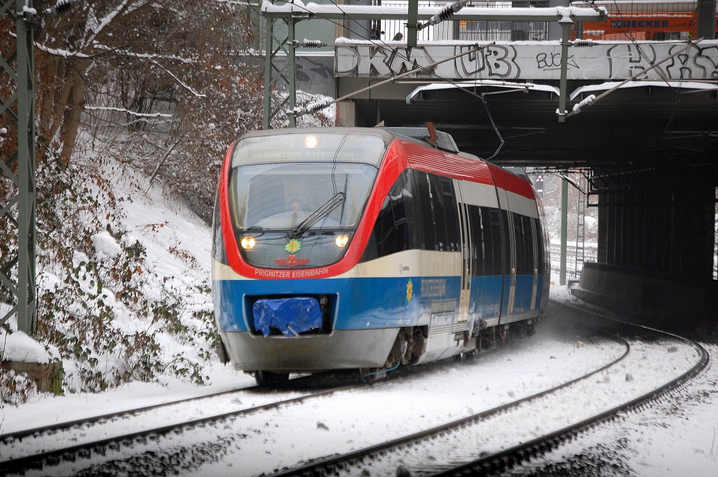 Ein Talent Triebzug der PEG auf Betreibsfahrt Richtung Berlin-Lichtenberg am 30.12.10 Stra�enunterf�hrung am S-Bhf. Berlin Sch�nhauser Allee. 