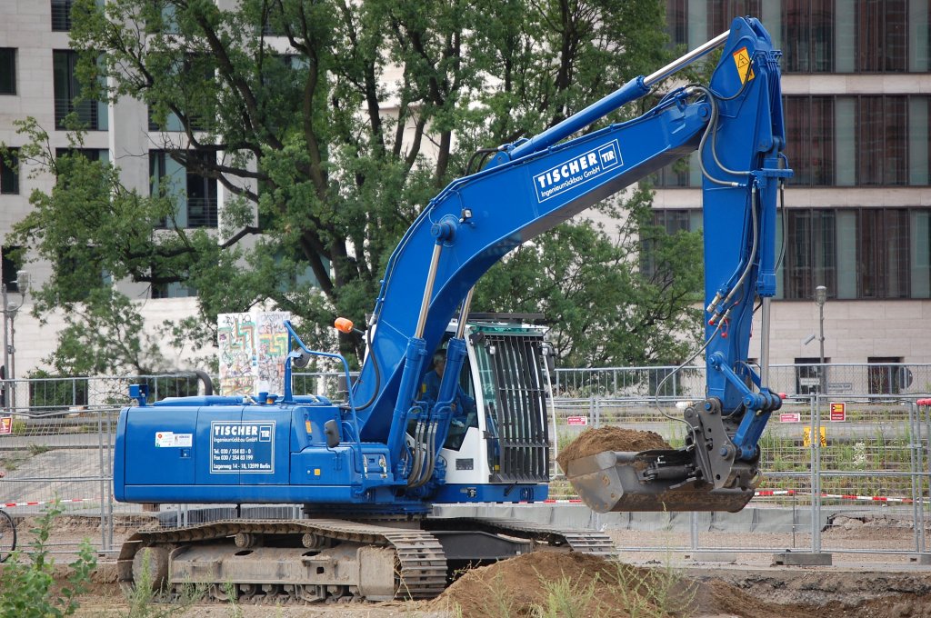 Ein VOLVO EC290C LN der Fa. TIR, 08.07.08 Berlin-Mitte Schlo�platz.              