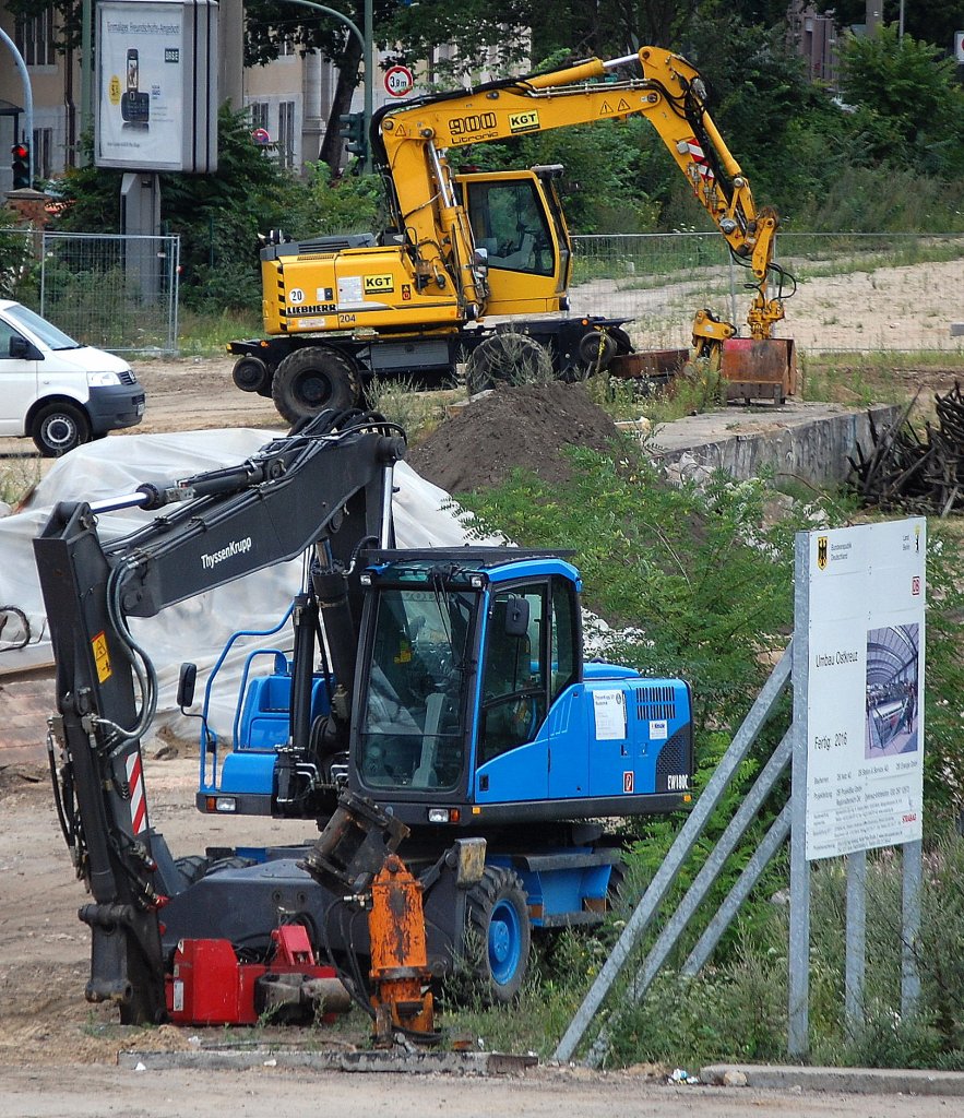 Ein VOLVO EW180C der Fa. ThyssenKrupp im Vordergrund dahinter ein LIEBHERR 900 Litronic als Zweiwegevariante der Fa. KGT am 19.07.08 Gro�baustelle Berlin Ostkreuz.