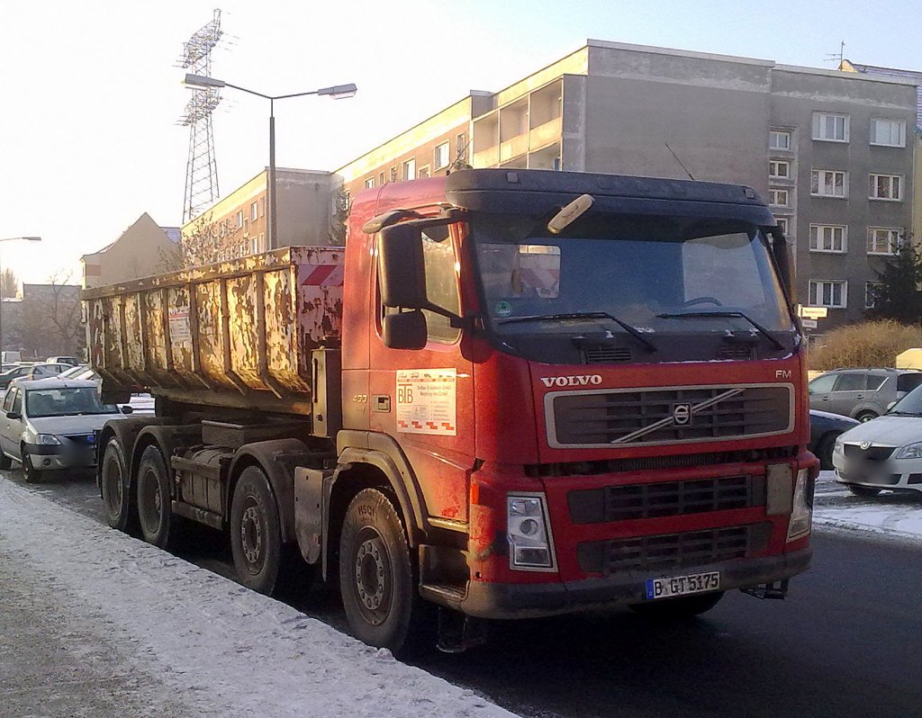 Ein VOLVO FM 400 PS Abrollkipper der Entsorgungsfirma BTB aus Berlin, 10.02.12 Berlin-Pankow. 