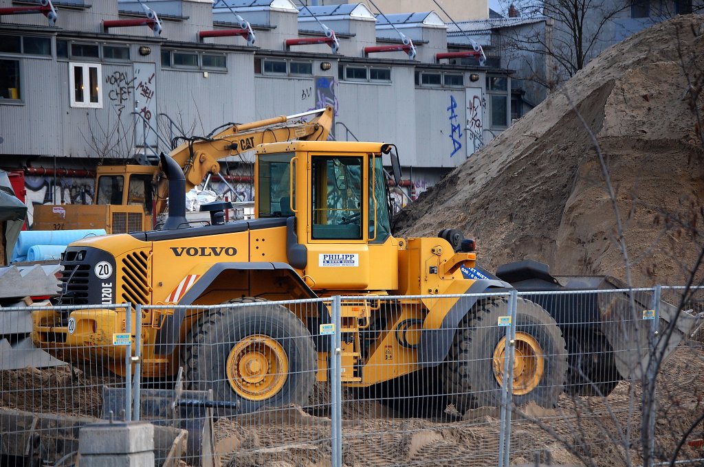 Ein VOLVO L120E der Baufirma PHILIPP & SOHN GmbH am 17.01.08 auf einer Baustelle neben dem S-Bhf. Berlin Westend.