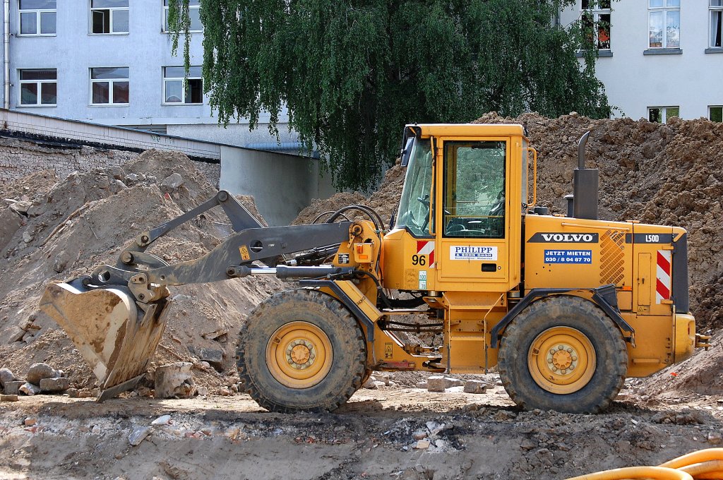 Ein VOLVO L50D Radlader (Mietbaumschine), 23.05.13 Berlin-Pankow.