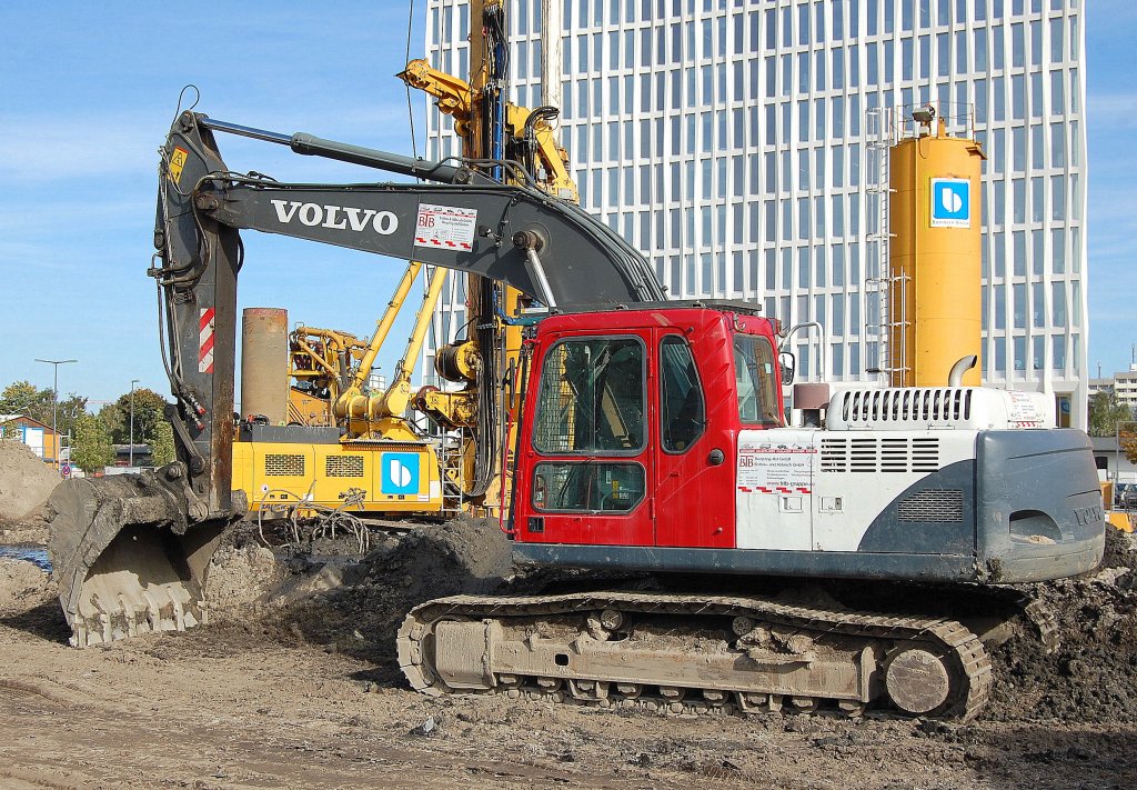Ein VOLVO Raupenbagger der Fa. BTB Recycling-Hof GmbH auf der S-Bahn Gro�baustelle am Berliner Hbf., 17.10.12