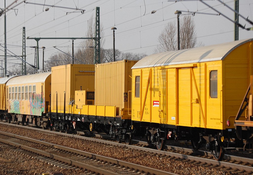 Ein weiterer Ausschnitt des Gleisbau Umbauzuges der DB Bahnbau Gruppe am 15.02.11 im Bhf. Flughafen Berlin-Sch�nefeld. 