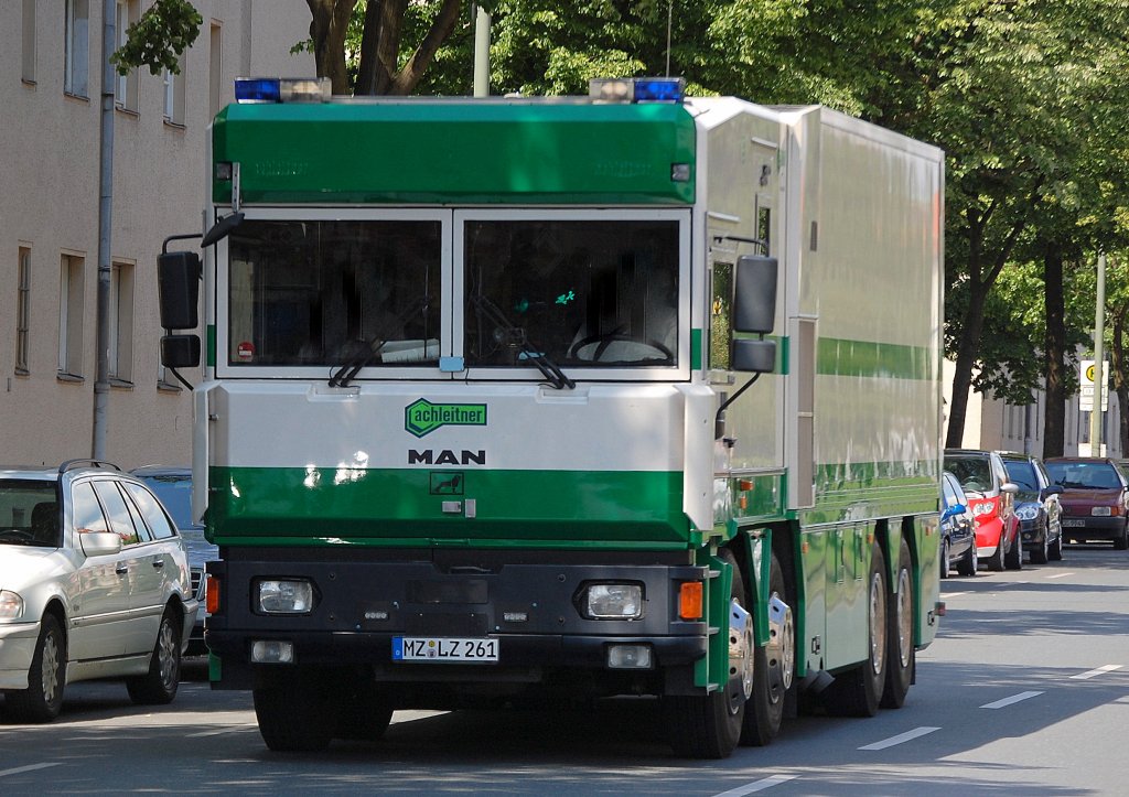 Ein wirklich bemerkenswertes Fahrzeug aufgebaut auf einem MAN LKW ist dieses Sicherheits-Sondertransportfahrzeug ( f�r Geldwerttransporte), im wahrsten Sinne en mobiler Geldschrank mit h�chstem Sicherheitsstandard vom �sterreichischen Spezialisten, der Fa. Achleitner. So ein Fahrzeug habe ich bisher auch nur einmalig gesichtet in Berlin und abgelichtet, 19.05.09 Berlin-Wedding.
