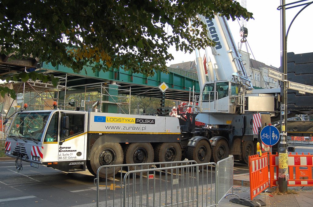 Ein zweiter Fahrzeugkrangigant vor Ort, es ist der Fahrzeugkran des polnischen Grohmannablegers,ein TEREX AC 500-2 der ebenfalls am 18.09.09 eingesetzt ist um die Br�ckensegmente stabil und sicher auf die Pfeiler zu setzen beim Neubau der maroden U2 Hochbahnstrecke Berlin-Sch�nhauser Allee. 