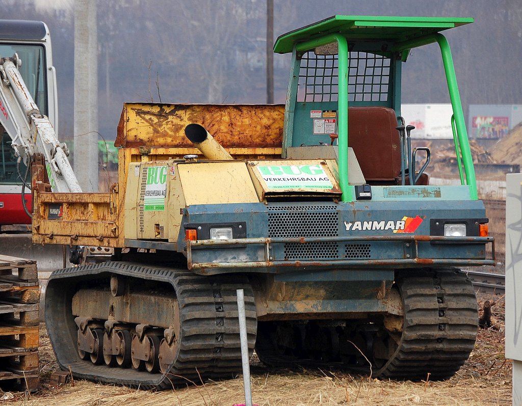 Eine interessante Baumaschine hat die Fa. BUG Verkehrsbau AG im Moment N�he S-Bhf. Berlin Frankfurter Allee im Einsatz, ein sogenannter Raupentransporter vom Hersteller AMMANN YANMAR Typ C30R-2A?, 15.03.11 
