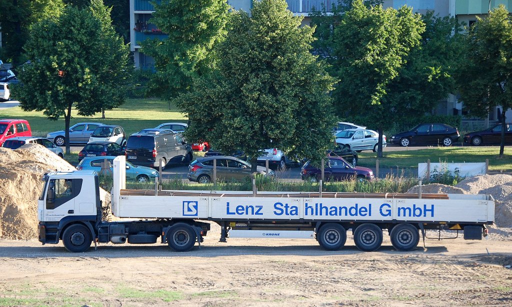 Eine IVECO STRALIS 420 Zugmaschine mit langem Flachauflieger mit Baustahllieferung der Fa. Lenz Stahlhandel GmbH am 18.06.12 Berlin-Pankow.