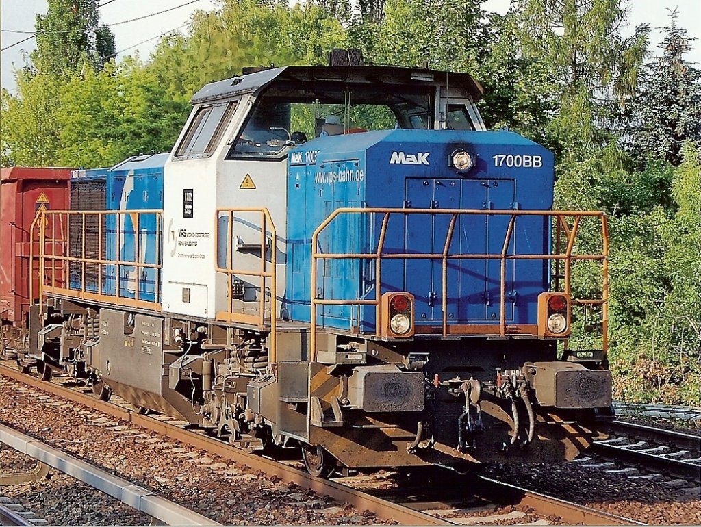 Eine MaK G 1700BB der Verkehrsbetriebe Peine-Salzgitter GmbH (VPS), VPS 1702 (92 80 1277 102-0 D-VPS, VL Bj.2003) am 30.06.09 in Berlin-Karow mit G�terzug. Eine echt �berraschung zum damaligen Zeitpunkt an dieser Stelle.
