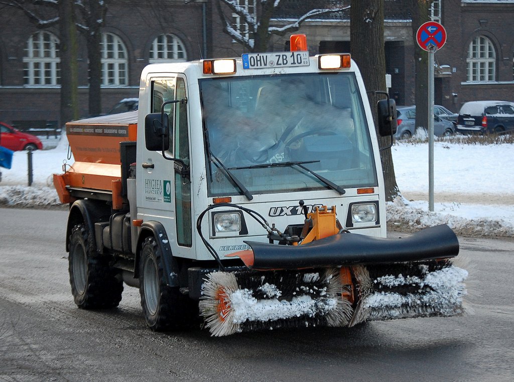 Eine realtiv neue Sparte sind die bei UNIMOG produzierten Kommunalfahrzeuge, hier ein UX 100 im Schneer�umdienst eingesetzt von der Fa.HYGIEA, 04.12.10 Berlin-Pankow.