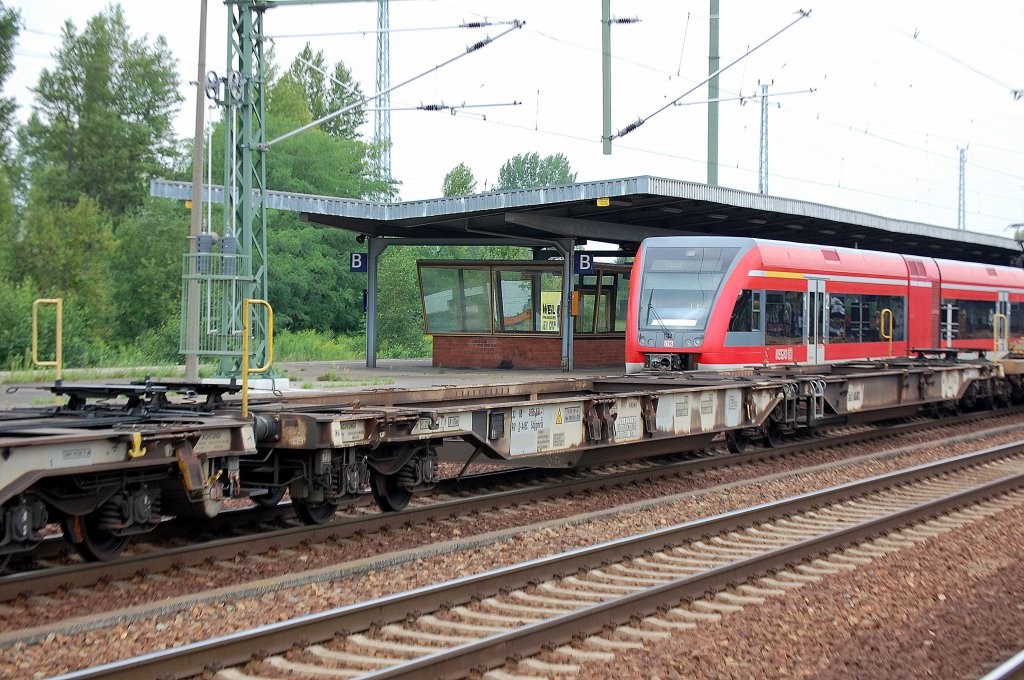 Eine unbeladene Containertragwageneinheit vom Typ Sdggmrss 32, eingestellt mit der Nr. 33 RIV 68 D-AAEC 4956 644-1, Ladegut: Sattelanh�nger, Wechselbeh�lter und Container, 12.08.10 Bhf. Flughafen Berlin-Sch�nefeld. 