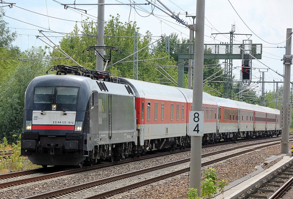 Eine weitere von MRCE an die DB vermietete LOk ist die ES 64 U2-072 (Siemens, Bj.2004) hier mit einem PbZ bestehend aus DB ind City Nightline Nachtwagen am 04.08.10 Berlin-Blankenburg Richtung Karower Kreuz Berlin. 