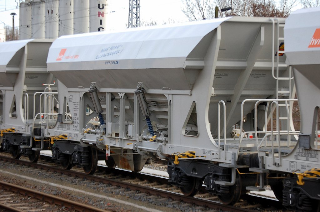 Einer von den neu angemieteten Sch�ttgutwagen der HVLE eingestellt mit der Nr. 33 TEN 54 CZ-HVLE 6985 088-7 Faccns 442.0 HEIMAT BAHNHOF-WUSTERMARK, 09.03.12 Berlin-Greifswalder Str.