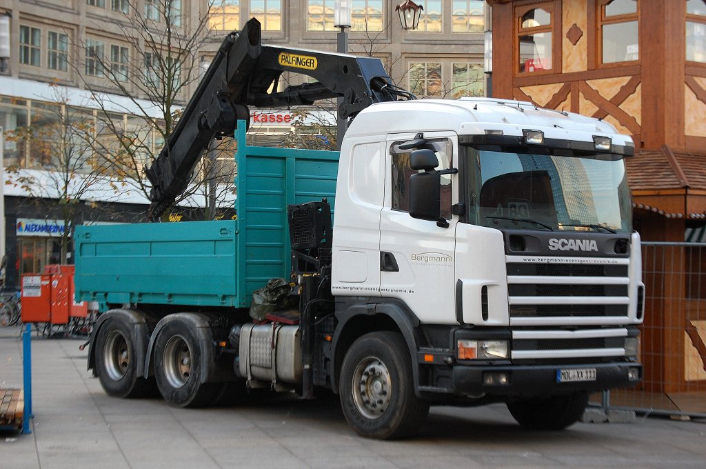 Einer von den vielen Spezial-LKW der verschiedenen Schaustellerbetriebe, die im Moment Buden und Karusselle uvm. zum Weihnachtsmarktaufbau am Berliner Alexanderplatz transportieren, ein gewatiger SCANIA der Fa. Bergmann eventgastronomie mit gro�em PALFINGER Teleskopgreifarmaufsatz, 12.11.11 Berlin-Alexanderplatz. 