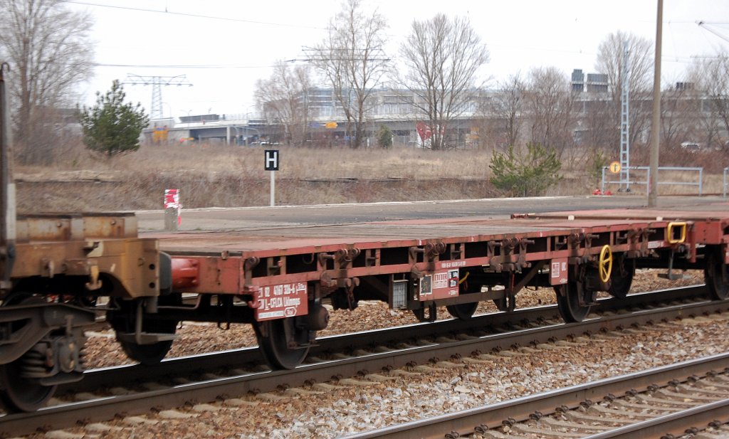 Einfacher zweiachsiger Flachwagen f�r Containertransporte eingestellt in Luxemburg mit der Nr. 21 RIV 82 L-CFLCA 4167 326-6 Lklmmps, 14.03.12 Bhf. Flughafen Berlin-Sch�nefeld.