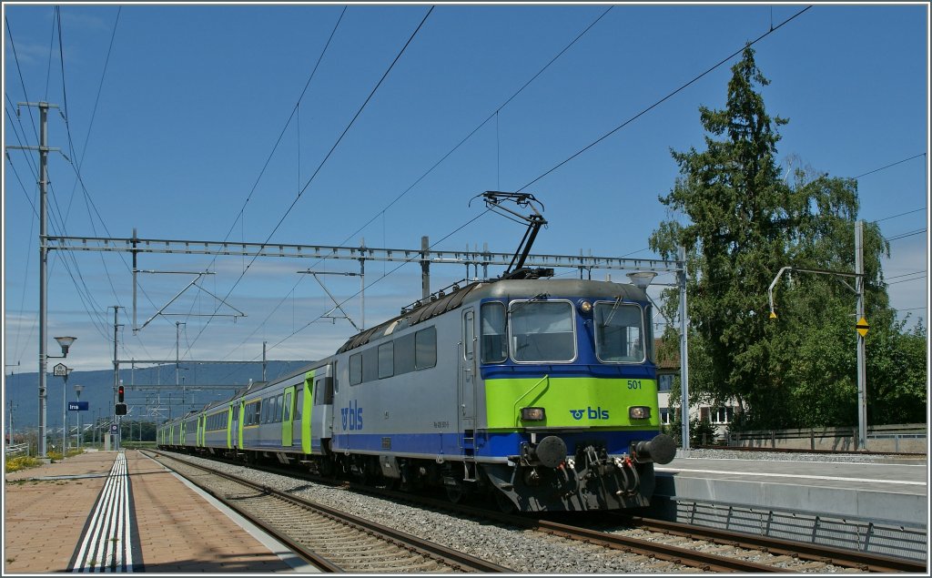Einige SBB Re 4/4 II gelangten zur BLS, welche einige der die Loks in ein interessantes Farbkleid steckte.
Re 4/4 II mit einem Re von Bern nach Neuch�tel beim Halt in Ins am 25. Juni 2011