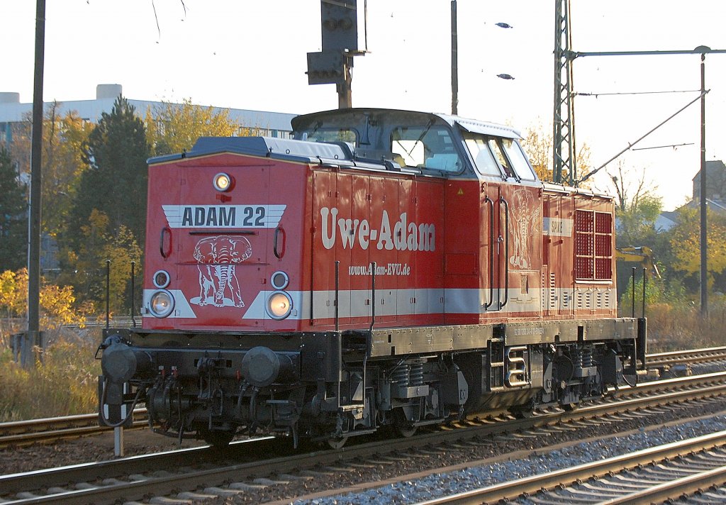 Einige Zeit zuvor war sie auf dem Gegengleis noch mit einem Kurzzug verschiedener G�terwagen unterwegs gewesen hier auf der R�ckfahrt, die Uwe-Adam Lok ADAM 22  SPIKE  (98 80 1202 241-6 D-BWESA, Lew Bj.1970), 29.10.10 Bhf. Berlin-Sch�nefeld Flughafen. 