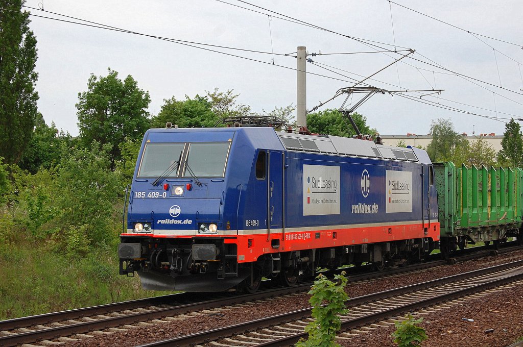 Endlich auch abgelichtet, die erst am 10.12.12 zugelassenen neue Raildox Lok 185 409-0 (91 80 6185 409-0 D-RDX) in sehr gef�lligen Farbkleid mit Leerzug Rungenwagen f�r Holztransporte Richtung Blankenburg, 14.05.13 Berlin-Pankow.