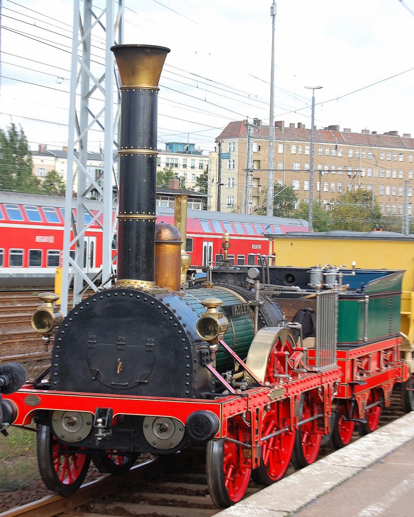 Es ist manchmal ganz gut schon vor offizielen Beginn von Gro�veranstaltungen, siehe Bahnhofsfest in Berlin Lichtenberg am 02/03.10.10 zu schauen wie die Vorbereitungen laufen, da stand sie nun, der Stolz des DB Museums in N�rnberg nach dem Branddebakel, die Rekonstruktion der ersten Damplokomotive im kommerziellen Einsatz in Deutschland. Das Original wurde 1835 von Robert Stephenson in Newcastle gebaut kam Dezember 1835 in Bayern zum Einsatz, 01.10.10 Bahnhof Berlin-Lichtenberg.