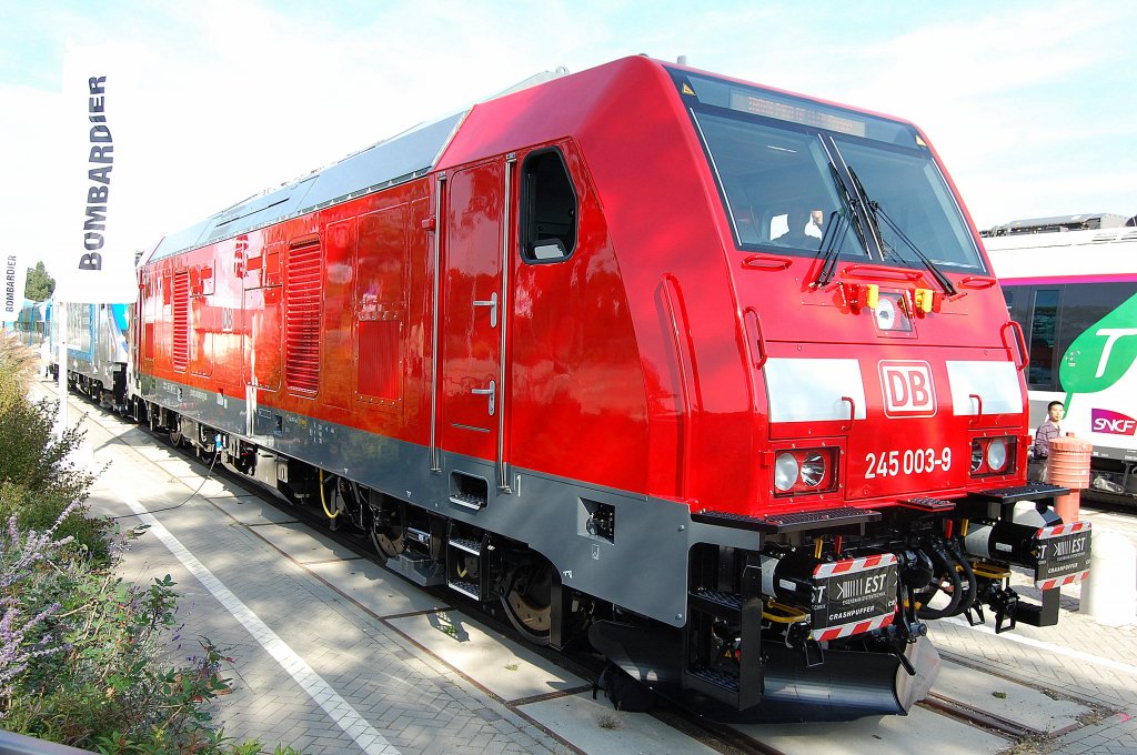 Extra f�r eine DB-Bestellung (Rahmenvetrag) wurde sozusagen als Nachfolgemodell der BR 246 diese 245 003-9 (TRAXX P160 DE) gebaut, die im Regionalverkehr zum Einsatz kommen soll als Ersatz f�r die BR 218, es soll um insgesamt 200 neue Lokomotiven gehen die innerhalb des Rahmenvetrags von neun jahren ausgeliefert werden sollen, 18.09.12 Berlin Inno Trans.
