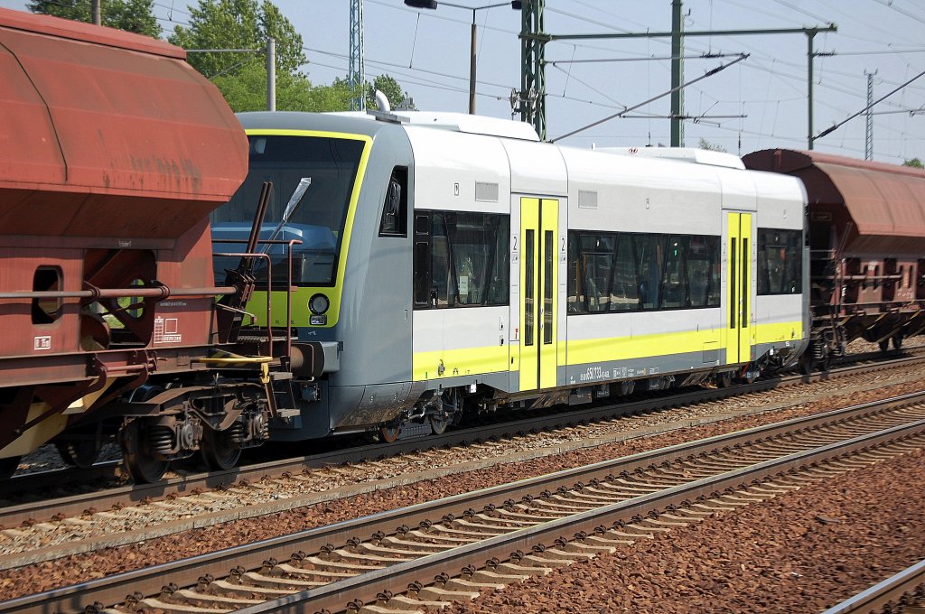 Fabrikneuer Agilis RegioShuttle (95 80 0650 733-8 D-AGIL) aus dem Stadler Werk Berlin-Pankow bei der �berf�hrung am 06.06.11 Bhf. Flughafen Berlin-Sch�nefeld.