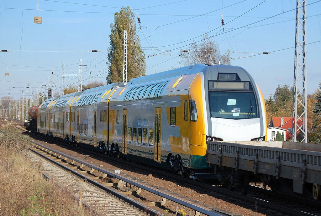 Fabrikneuer ODEG-KISS ohne Nummerierung bei der �berf�hrung nach Velten, hoffentlich droht der ODEG nicht ein �hnliches Desaster wie der DB mit den Bombardier Talent 2 Triebz�gen, da weiterhin die Erprobung l�uft und die Zulassung bisher nicht erfolgte, daher auch die ODEG gezwungen ist DB Regio Zug- und Wagenmaterial sich auszuleihen um die neu zugeschriebenen Linien im Regionalverkehr ab Dez. 2012 zu bedienen, 29.10.12 Berlin-Karow.  