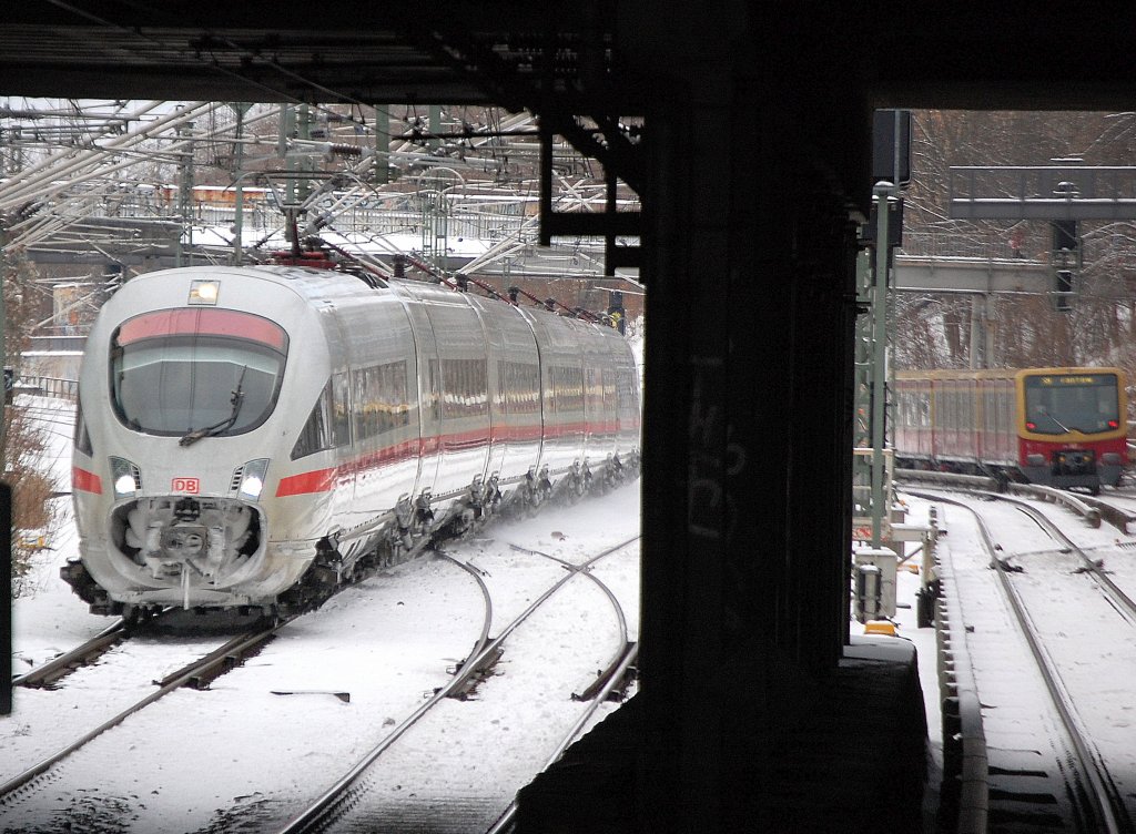Fahrbahnunterf�hrung Berlin Sch�nhauser Allee am S-Bhf. w�hrend eine S-Bahn gerade den Bhf. ausgefahren ist f�hrt ein ICE-T zum Betriebsbhf. Berlin-Rummelsburg, 10.12.10