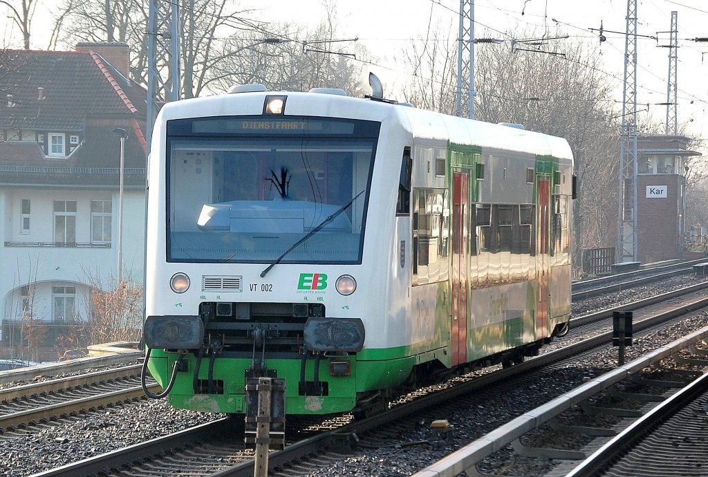 Fernab seiner Heimat f�hrt EIB RegioShuttle VT 002 (95 80 0650 402-0 D-EIB, ADtranz Bj. 1998) zur �berholung ins Herstellungswerk Stadler Werke Berlin-Pankow �ber Basdorf und die Museumsbahnstrecke, 17.01.11 Berlin-Karow.
