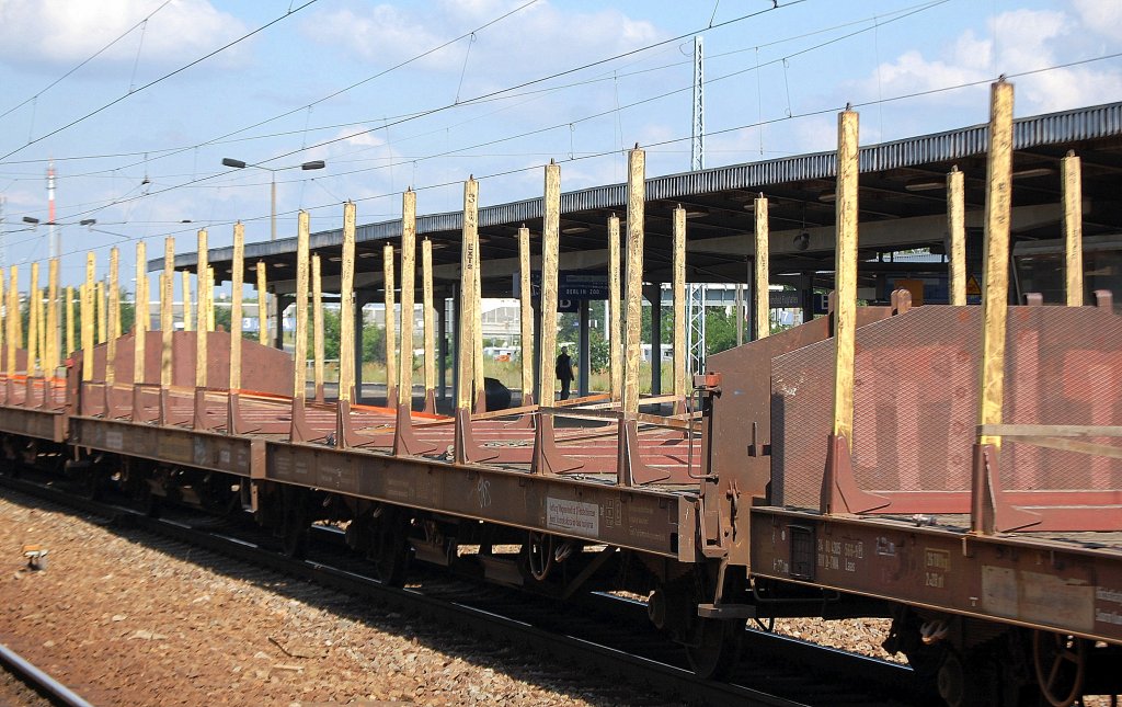Flachwageneinheit mit abgesengtem Fu�boden und ExTe-Rungen auf Konsolen vom Einsteller Transwaggon (meist genutzt f�r Holztransporte) mit der Nr. 24 RIV 80 D-TWA 4305 391-2(P) Laas am 04.07.12 Bhf. Flughafen Berlin-Sch�nefeld.