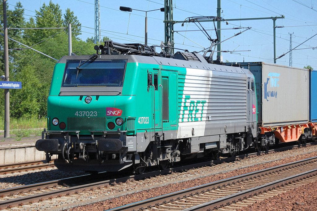 FRET/SNCF 437023 Leasinglok von ITL mit Containerzug (Blaue Wand) am 28.06.11 Bhf. Flughafen Berlin-Sch�nefeld.