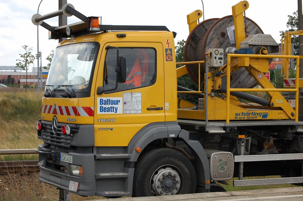 F�hrerkabine des Zweiwege-LKW MB ATEGO 1828 der Fa. Balfour Beatty + Kabeltrommel vor der Hubarbeitsb�hne, 19.07.08 Bhf. Flughafen Berlin-Sch�nefeld.