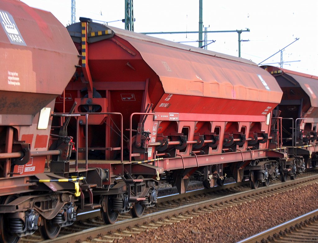 Gedeckter Drehgestell-Sch�ttgutwagen der DB mit Schwerkraftentladung f�r die Fa. Hydo Agri Rostock GmbH im Einsatz eingestellt mit der Nr. 31 RIV 80 D-DB 0819 545-1 Tads 958 Heimatbahnhof Rostock-Poppendorf Werkbf., 31.08.11 Bhf. Flughafen Berlin-Sch�nefeld.